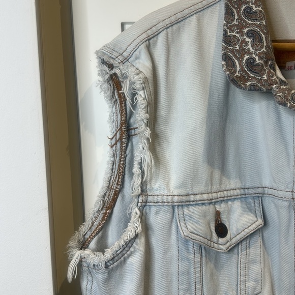 Levi’s Trucker Upcycled Lightwash Denim Vest Red Paisley Bandana Print Unisex - Picture 5 of 17
